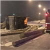 Перевернувшийся грузовик с бревнами перекрыл въезд в Ачинск