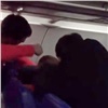 Захотевший покурить пассажир спровоцировал драку и задержал вылет самолета из Москвы в Красноярск (видео)