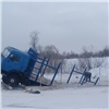 В Лесосибирске перегруженный КАМАЗ проломил лед на переправе через Енисей