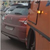 В центре Красноярска пытавшаяся припарковаться иномарка устроила ДТП с автобусом (видео)