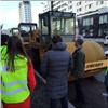 Красноярцы недовольны заменой бордюров на Каратанова: новый камень мешает парковке на тротуаре