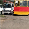 В Красноярске невнимательный водитель грузовика врезался в трамвай