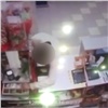 В Лесосибирске покупатели поймали осторожного грабителя и сдали его росгвардейцам (видео)