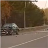 «Восстановлению не подлежит»: Mercedes протаранил полицейский автомобиль на трассе около аэропорта (видео)