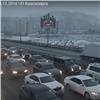 В Красноярске кортеж из дорогих машин во главе с внедорожником перекрыл Николаевский мост (видео)