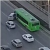 В Красноярске автомобилист из пробки «подставился» под автобус на выделенной полосе (видео)