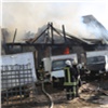На окраине Красноярска выгорел дачный домик с автосервисом