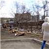 В Красноярске сносят серые заборчики. Ими прикрывали уродливые места города во время Универсиады