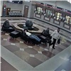 Мужчина незаметно украл багаж у спящего пассажира на красноярском ж/д вокзале, но попал на видео