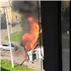 На правобережье Красноярска после аварии вспыхнул грузовик с холодильниками (видео)