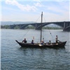 Красноярцы отправились в длинную экспедицию по Енисею на деревянной лодке образца XIII века