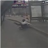 В Красноярске из автобуса выпали пассажиры (видео)
