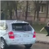 В Красноярске мужчина избил водителя и обвинил его в пьянстве. Полиция проводит проверку (видео)