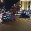 В центре Красноярска Mazda разбила две машины на перекрестке. Водитель уверен в своей невиновности