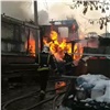 На Транзитной под взрывы газовых баллонов огонь уничтожил частный дом (видео)