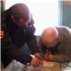 Полицейский и депутат помогли 61-летнему жителю Красноярского края получить первый российский паспорт