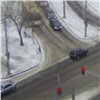 Красноярские полицейские помогли водителю неисправного авто добраться до сервиса. Машина ехала задним ходом (видео)