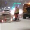 В Красноярске рабочие в снегопад отогревали дорогу и наносили разметку (видео)