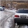 В Красноярске по сообщению очевидца задержали пьяную автоледи с тремя детьми (видео)