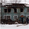 В Лесосибирске женщина и ребенок выпрыгнули из горящего дома и попали в больницу с травмами позвоночника (видео)