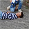 На правобережье Красноярска ребенок застрял между досок сломанной горки