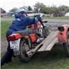 В поселке Красноярского края пьяный мотоциклист ехал с ребенком на бензобаке (видео)