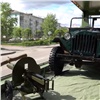 По правому берегу Красноярска в честь праздника пустили «военную» платформу с пулемётами (видео)