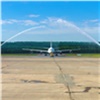 Самолет с защитными средствами от коронавируса встретили в красноярском аэропорту водяной аркой