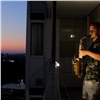 В Белых росах красноярец устроил концерт с саксофоном на балконе многоэтажки (видео)