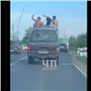 «Местная золотая молодежь»: трое лесосибирцев прокатились на крыше микроавтобуса (видео)