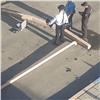 В Ачинске ссора мужчины с молодежью закончилась стрельбой. Один человек ранен в голову (видео)