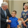 Александр Усс наградил 10-летнего школьника за мужество: мальчик спас свою маму из тонущей машины
