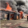 В промзоне Дудинки огромный пожар охватил старые склады (видео)