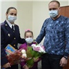 «Считает своим ангелом-хранителем»: в Хакасии наградили полицейского психолога за спасение маленькой девочки (видео)