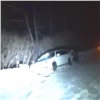 На юге Красноярского края водитель универсала съехал со скользкой дороги и попал в «снежный плен» (видео)