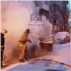 «Автопрогрева не было, завел с ключа»: на правобережье Красноярска утром вспыхнул автомобиль (видео)
