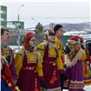 Для 100-летней жительницы Красноярска устроили уличный концерт (видео)