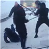 В Красноярске на видео попала драка дворников с водителем из-за уборки дороги