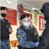 Житель Красноярска пытался пронести в отдел судебных приставов ракетницу и наручники
