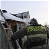 В Октябрьском районе горел жилой дом. Хозяева вовремя эвакуировались, но спасти крышу не удалось (видео)