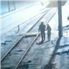 В Заозерном поезд сбил шедших рядом с путями отца с дочерью (видео)
