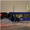 В Норильске кроссовер с сугроба «прыгнул» на автобус и пробил ему лобовое стекло (видео)