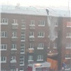 «Новая технология»: в Норильске мужчина ногами сгребал снег с крыши пятиэтажки (видео)