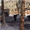 На правобережье Красноярска подросток перфоратором чистит двор от наледи (видео)