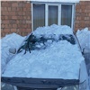 В Красноярске с крыши здания на автомобиль рухнула глыба снега (видео)