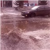В Красноярске улицу Шумяцкого затопило талым снегом (видео)