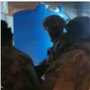 В Лесосибирске спецназ задержал самогонщиков. В гараже нашли спиртное на 2 млн рублей (видео)