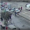 На Высотной двое парней вышли на пешеходный переход на «красный» и избили посигналившего им водителя (видео)