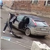 В Красноярске водитель «Форда» вырвал цепь ограждения на дороге, повредил два авто и уехал (видео)