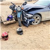 В поселке Красноярского края трое подростков на мотоцикле врезались в BMW (видео)
